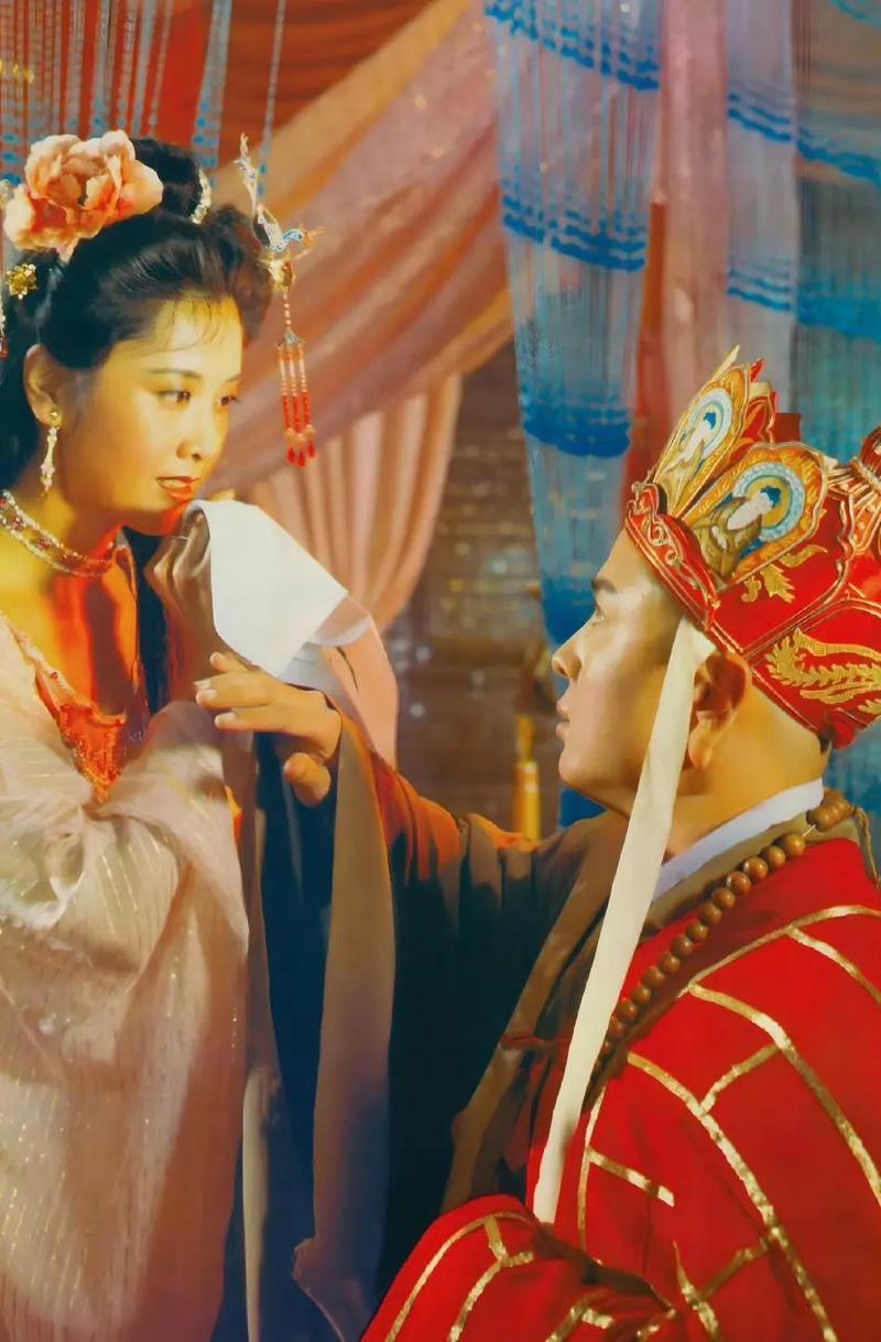 演员 朱琳说，我在演女儿国国王之前从来就没穿过那么暴露的衣服，现在看起来那不算什