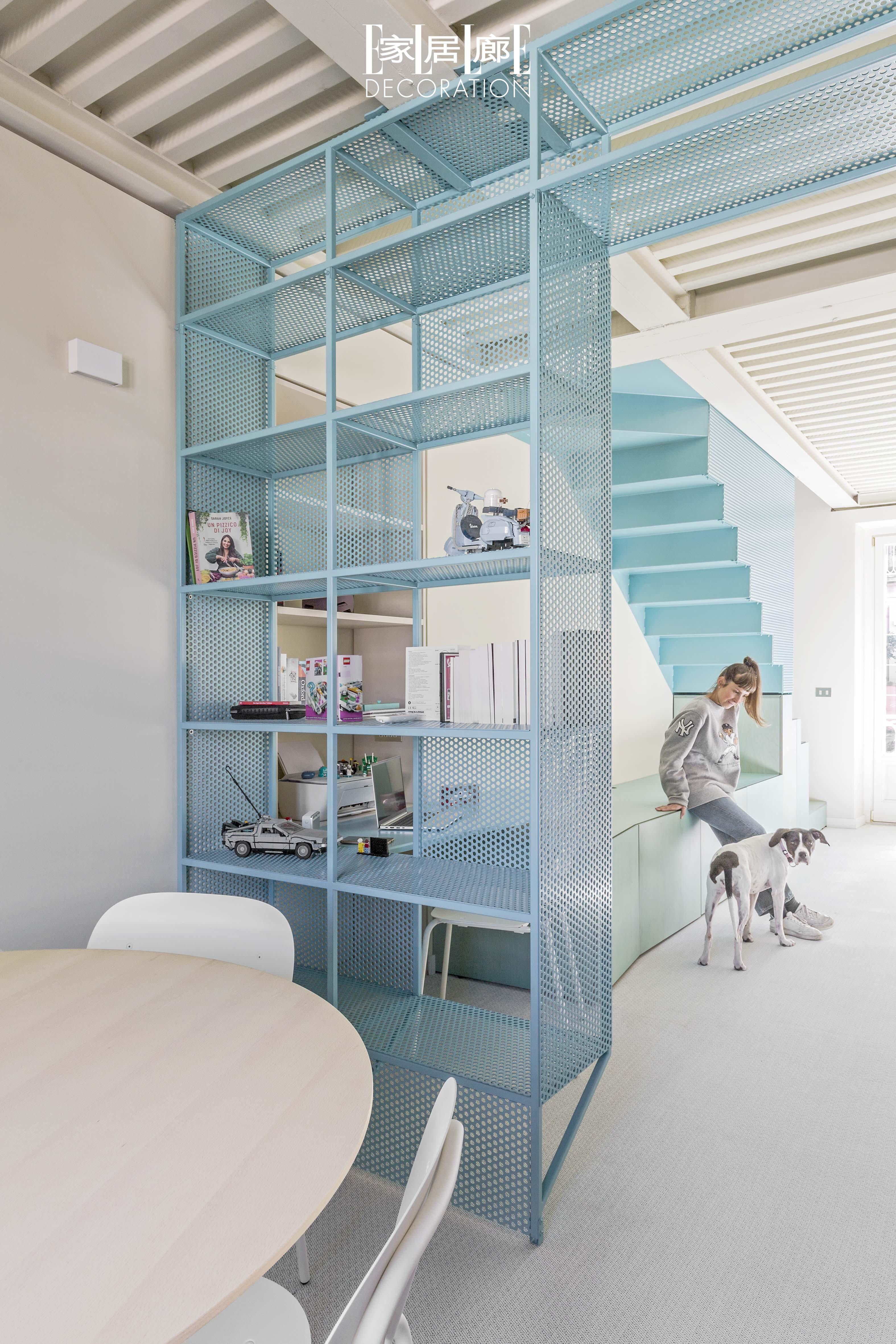 都灵60㎡小宅改造，蓝粉复式逆袭双倍视野。在都灵市中心，一座曾经昏暗的...