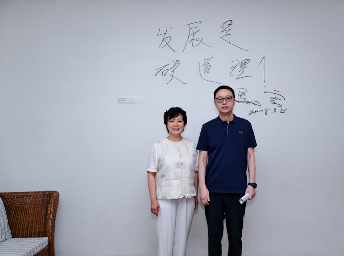 比亚迪李柯拜访阿里吴泳铭，二人合影的背景墙是亮点！

近日，比亚迪执行副总裁李柯