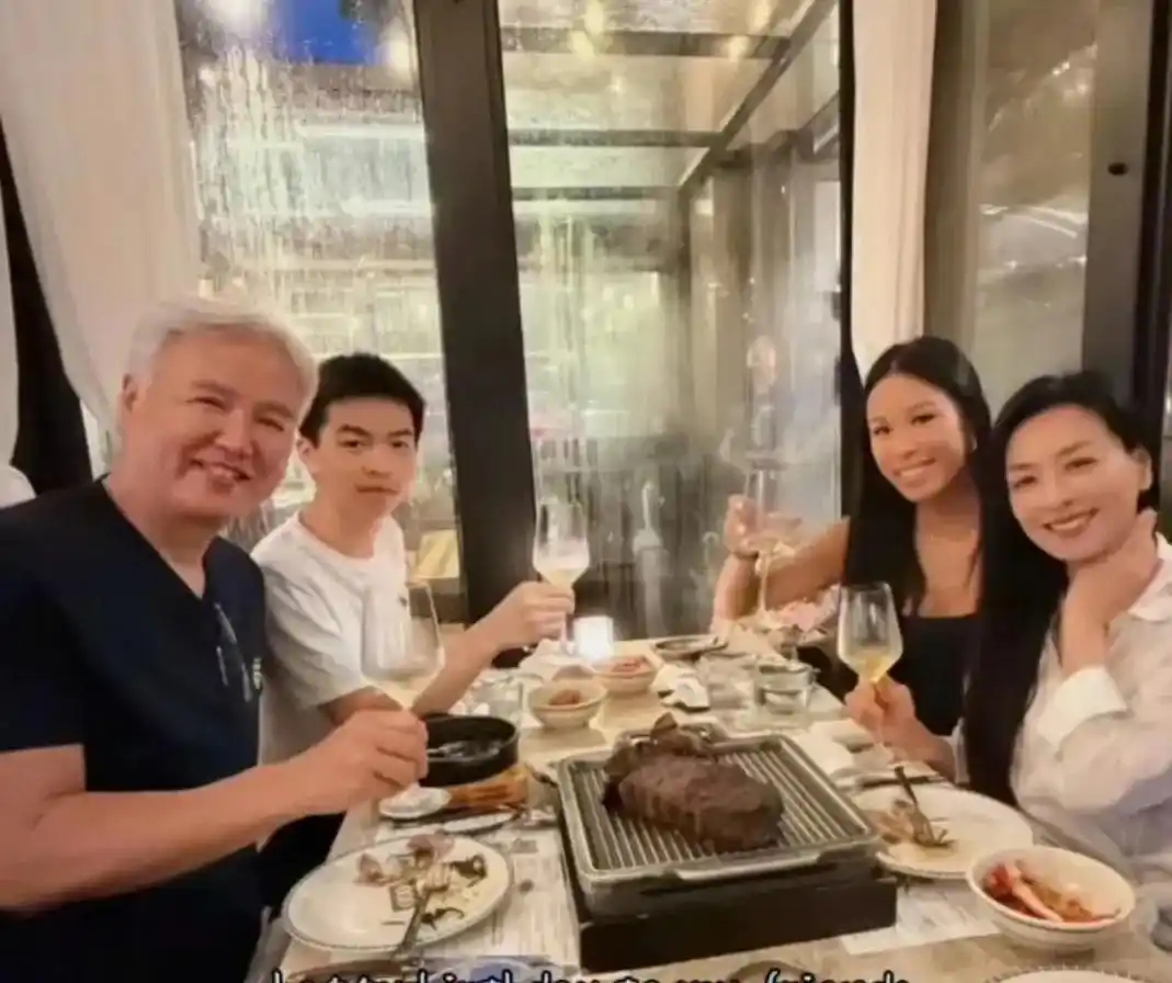 张庭56岁生日晒儿女合照冲上热搜！女儿小众超模脸，儿子高大帅气 