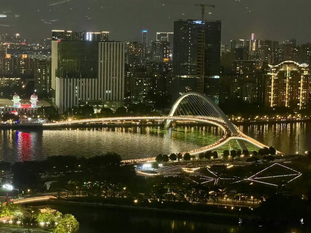 夜幕下的城市，是光影交织的诗歌，处处都生机盎然。
城市夜景 夜景 夜景照片拍摄