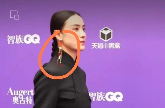 宋佳一耳三嵌的耳环晃过镜头，金钱鼠尾辫甩出满屏争议。
中性？
八旗贵公子复活了。