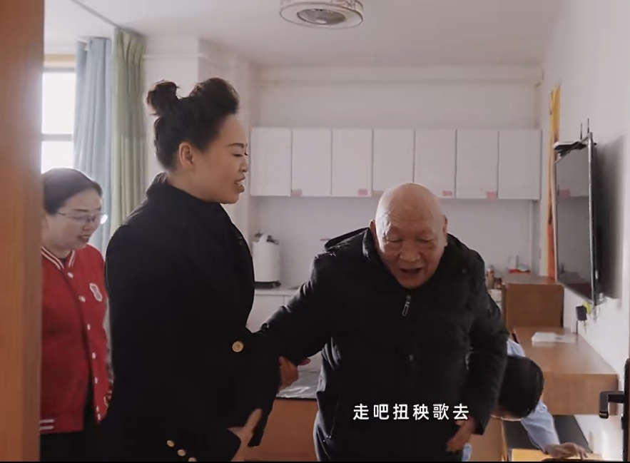 她带50位矿嫂从井下转到床边做养老看到一半眼眶就湿了。当了17年社区书记，本该安