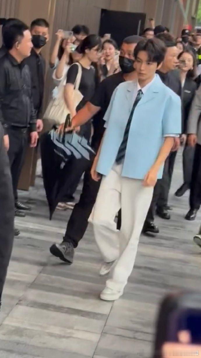 王俊凯这脸小的王俊凯蓝衬衣男大  王俊凯穿蓝衬衣也太帅了！小脸精致，“男大” 气