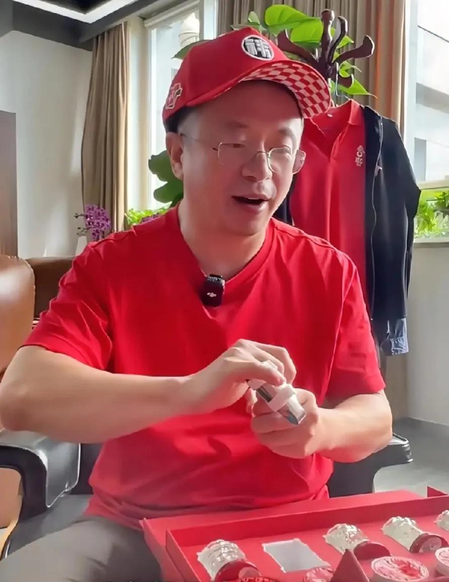 红衣大叔周鸿祎在炫出中秋礼品，大多数都是大企业和名人朋友的公司送的，其中有一家礼