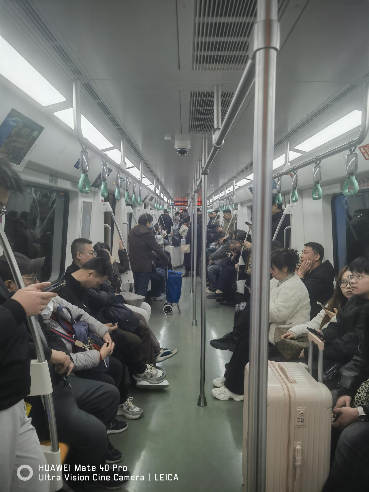 今天周四16：00，西安地铁4号线客流量依然很大，看来在西安地铁已成为市民和游客