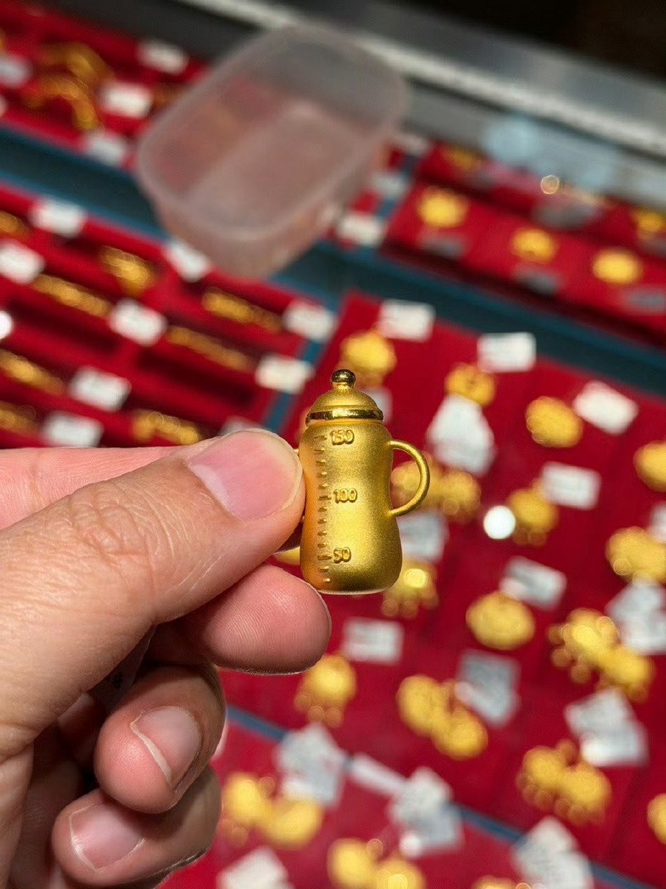 水贝掀起购金潮最近黄金是不是跌了？想去水贝给闺女进货了