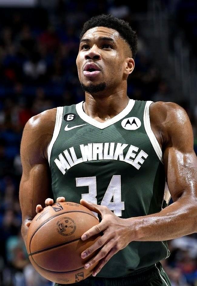 字母哥罚球超时，裁判这回真吹了。

雄鹿打奇才的比赛，字母哥站上罚球线，结果因为