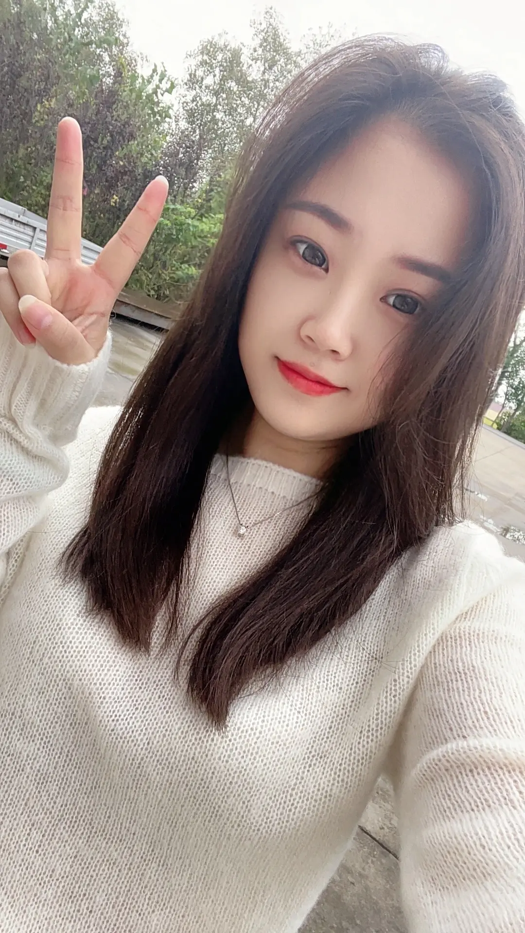 玫瑰送谁都浪漫 青春选谁都遗憾 不要总是一遍遍去想如果当初 人生不可能...