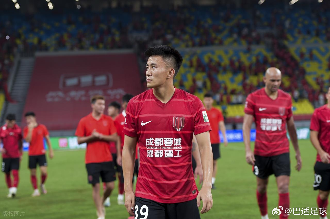 甘超在赛季结束后是否能留下呢？本赛季前半段，成都蓉城中场人满为患，甘超几乎成了边