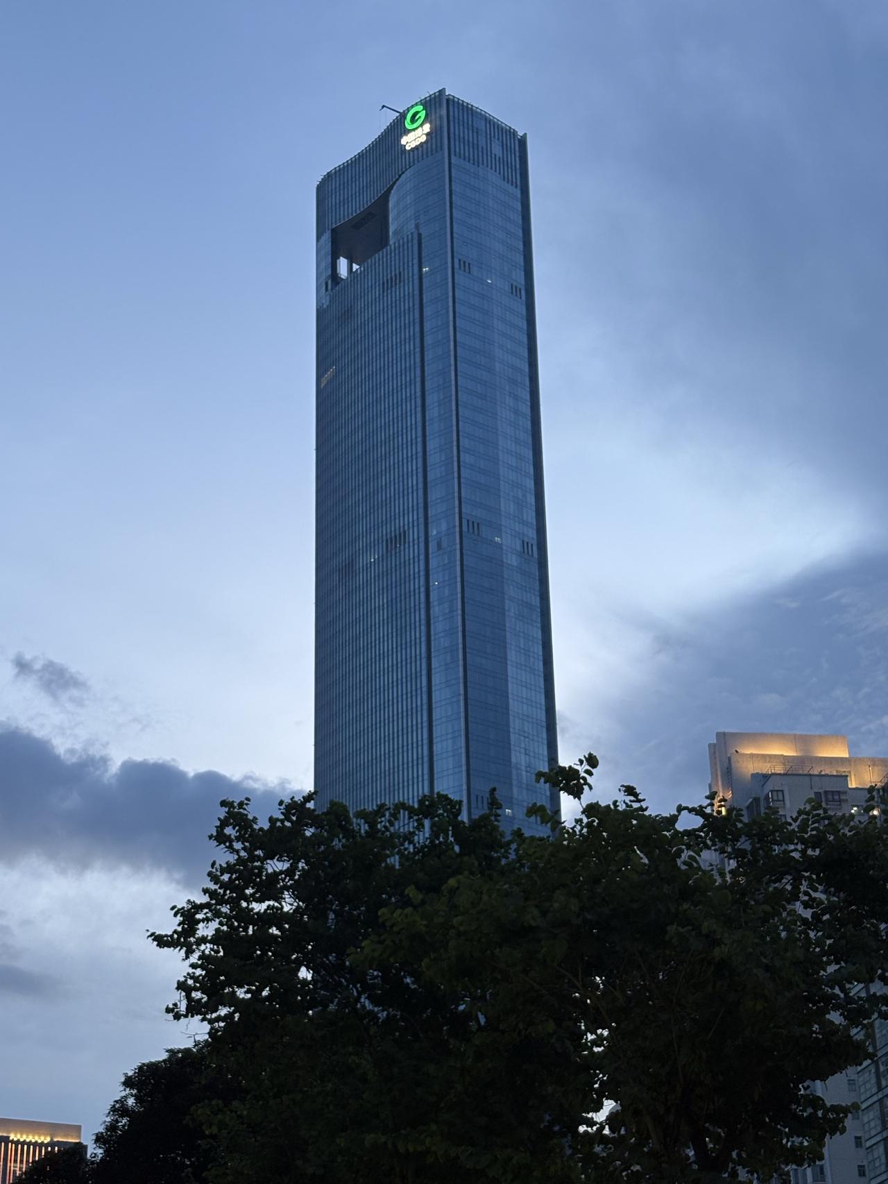 福建省第一高楼楼顶的LOGO已经亮灯，中国绿发，穹顶之冠，璀璨映夜。