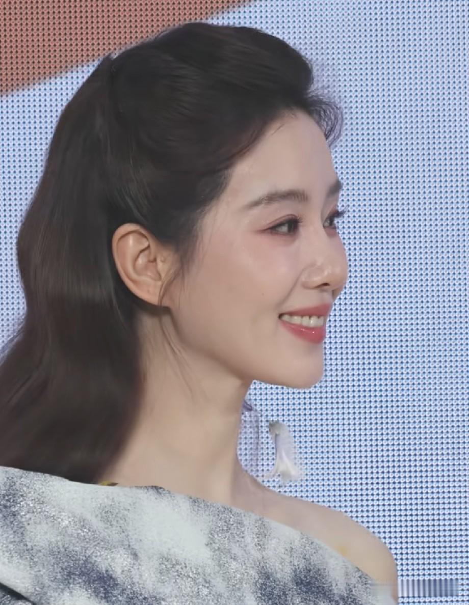 39岁刘诗诗生图出圈！无精修侧颜状态封神，温婉氛围感直击人心
 
近期活动现场原