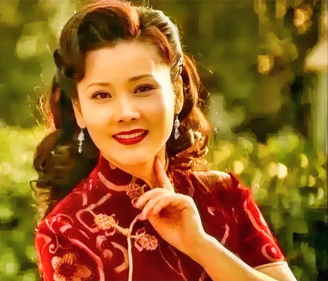 当年，何赛飞怀孕，张国荣说：“姐，送你一张我的帅照，你一定要贴在床头每天看。”她