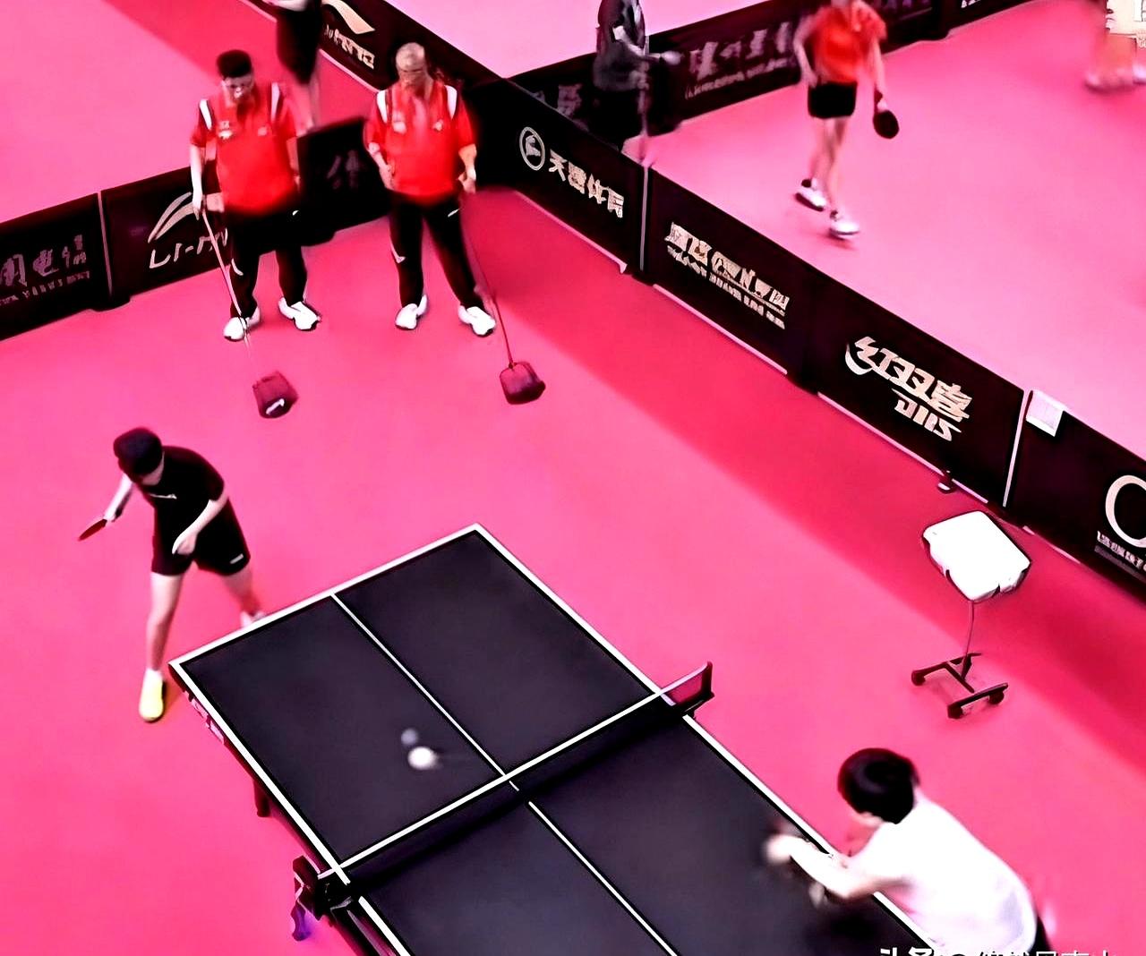 三代人又凑一块练球了，真热闹！
 

Coco这教练当得是真舒服——上有大名鼎鼎