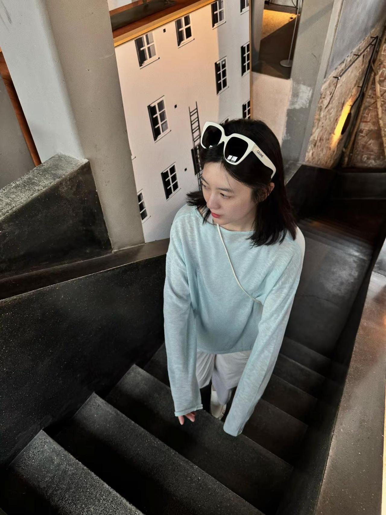 穿点亮色小衫～简单但有效！ootd 彩色长袖 通勤穿搭 白裤子穿搭