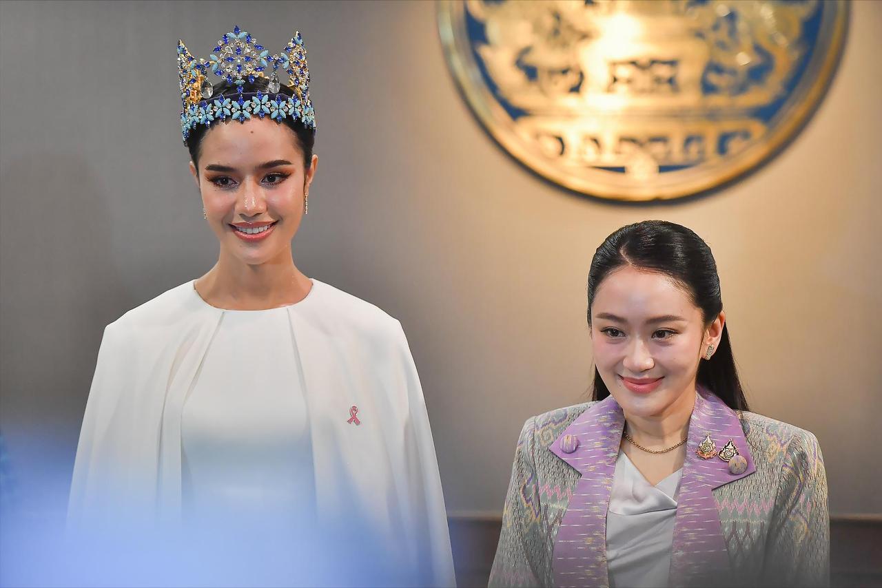 泰国第一位戴上世界小姐桂冠的美女与泰国总理佩通坦，谁更美呢？

没想到，泰国经过