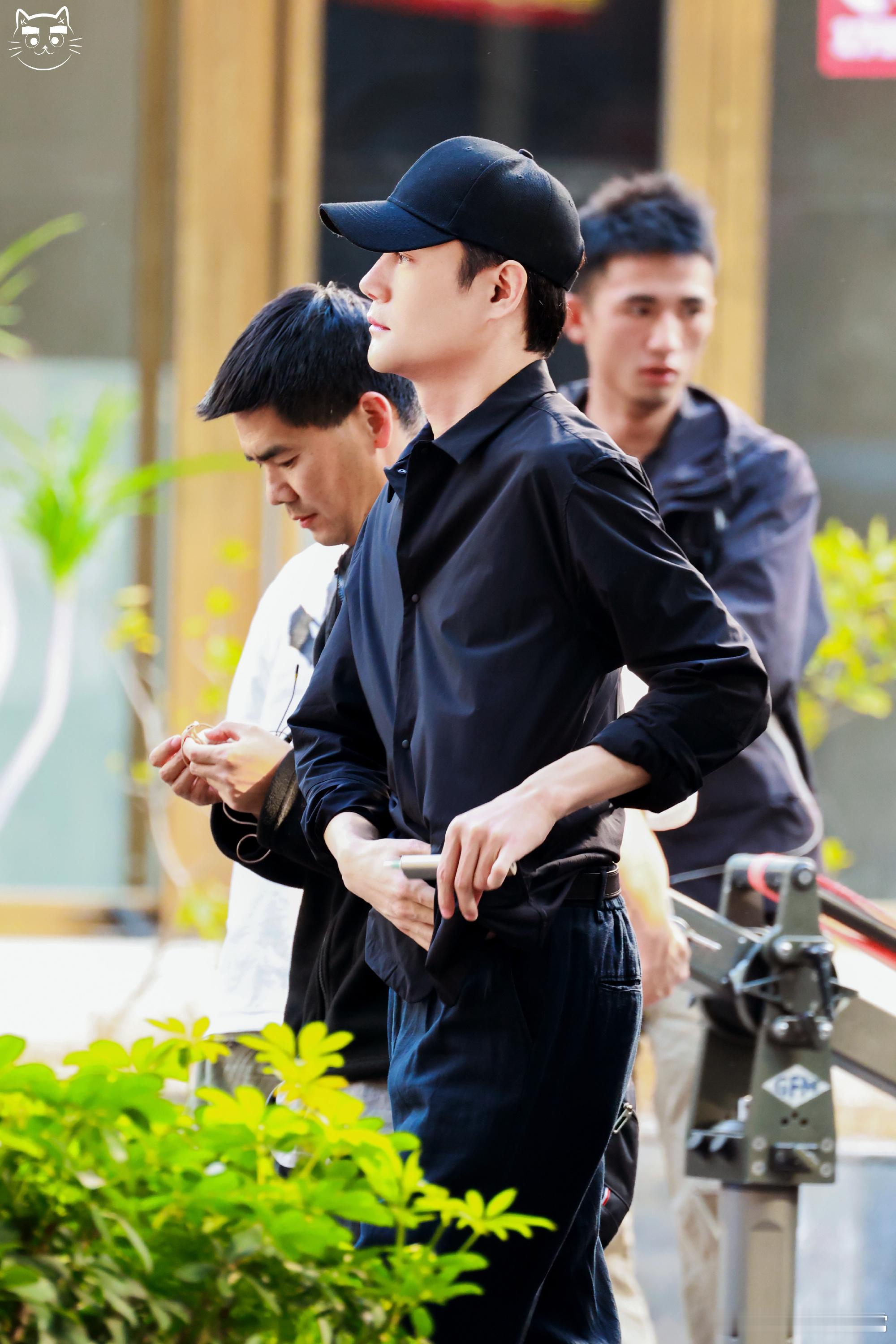 交锋杀青 杀青路透中，王凯的深邃、彭昱畅的纯真、欧豪的冷峻形成鲜明对比，戏骨们祖