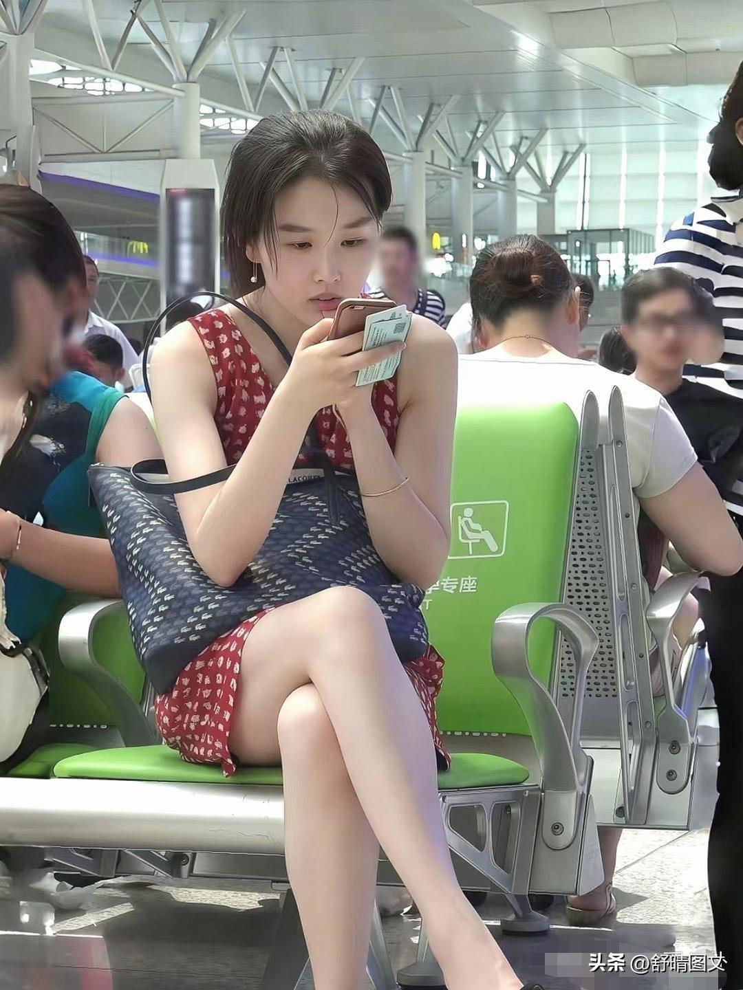 女孩的体态不好
太影响自己的颜值了。
在车站候车厅看到一位女孩，仔细看她挺漂亮的