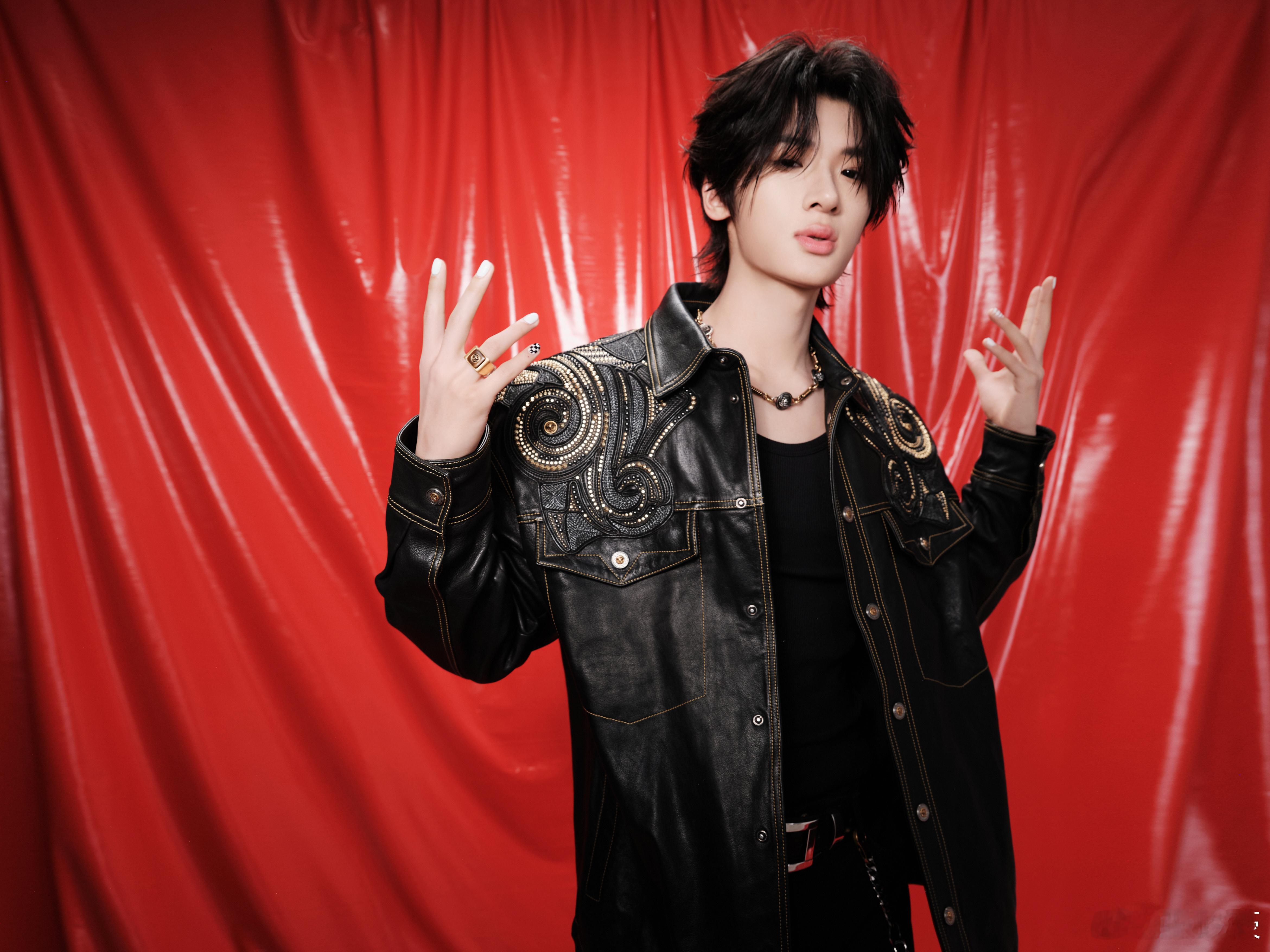 张峻豪 × 腾讯音乐娱乐盛典 造型大片，SHUN一袭VERSACE 2026秋冬