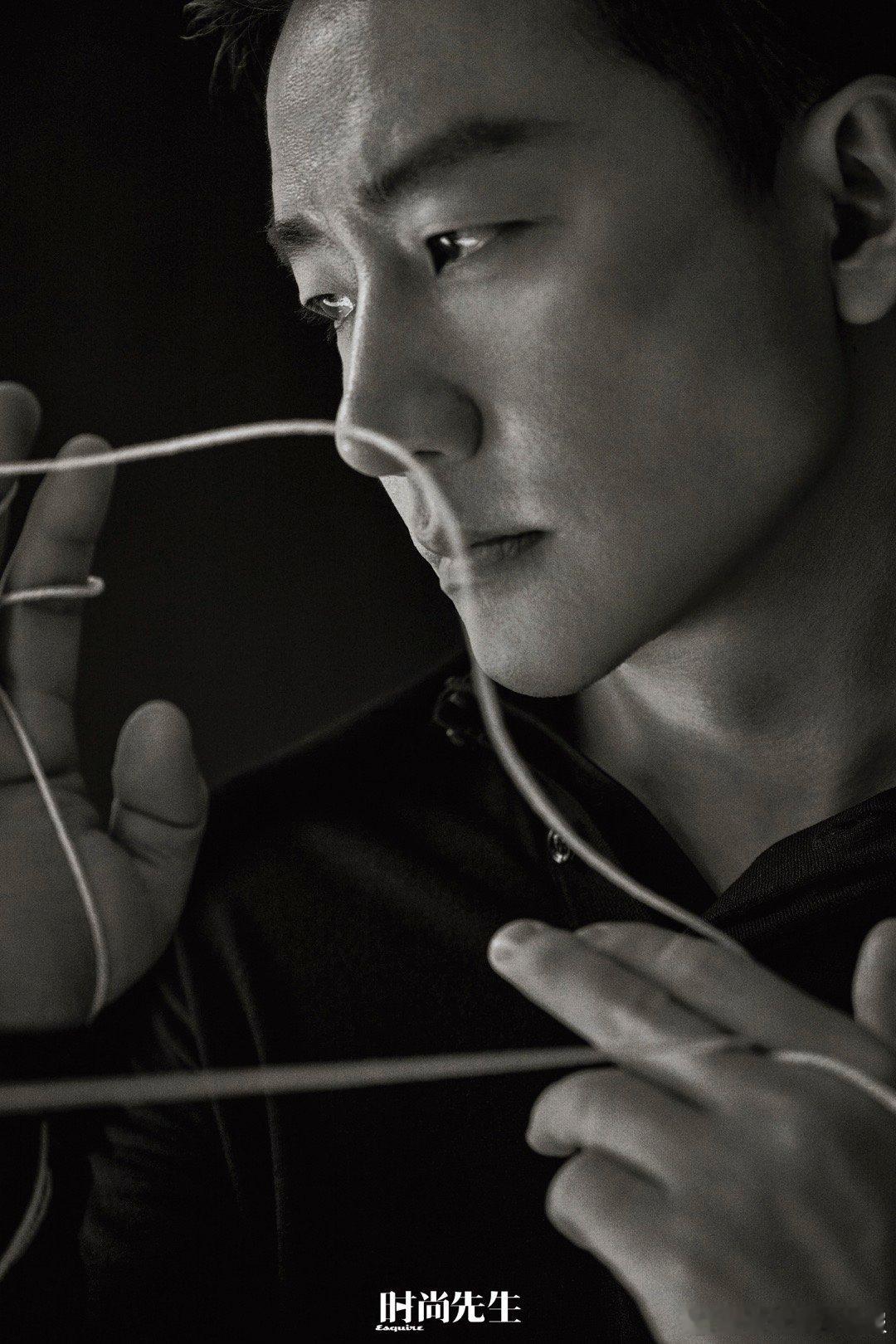 黄轩五大男刊三轮满贯 时隔六年三登《时尚先生》，黄轩一举拿下五大男刊三轮满贯！从