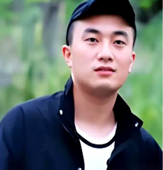 不成体统？四川30岁的小伙张植在浴室洗澡时，57岁的亲生母亲就站在边上。他不关门