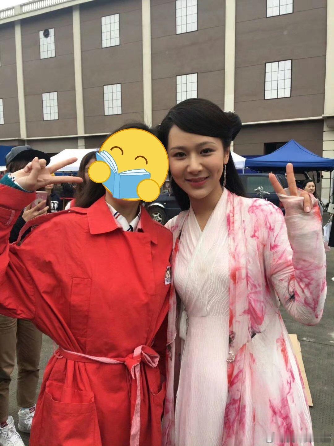 杨紫 🏆杨紫晒白玉兰vlog 时间好像真的回到了那天，我依旧为你获奖而欢呼你终