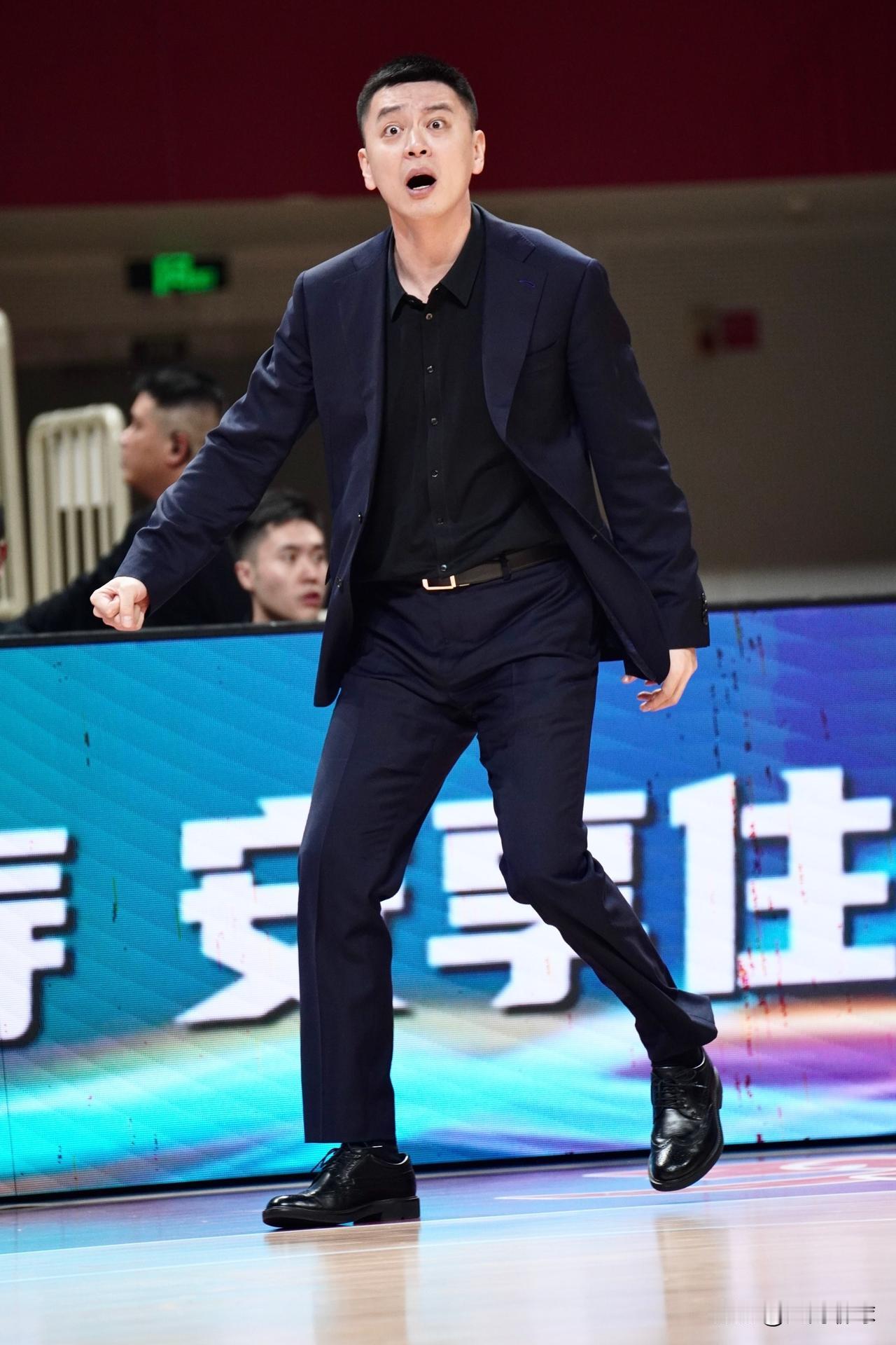 辽宁男篮本赛季能争冠吗辽宁正以低姿态冲击对手！本赛季的辽宁虽然面临郭艾伦离队、张