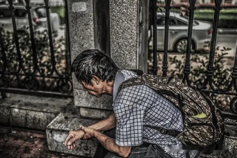 如果有能力，我肯定会帮助穷困的人。在网上总能看到那些因疾病没钱治疗，或是孩子上不