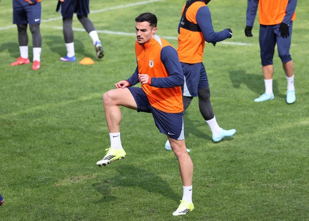 泰山队官微发布一组照片，泰山队在基地训练备战新赛季的第一场比赛主场踢辽宁铁人，泽