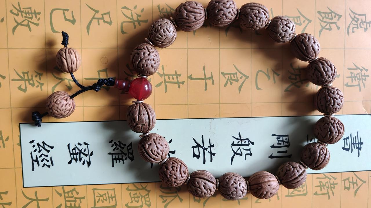 这个手串（如图）怎么样这手串乍一看，红玛瑙和金色吊牌特别吸睛，光泽直接又耀眼，在