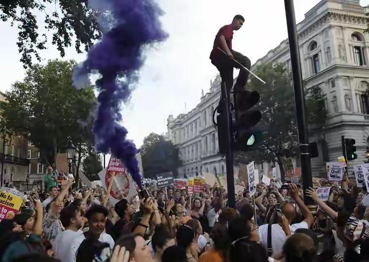 法国纵火骚乱、英国街头抗议、德国游行示威，欧洲三大国同时出现危机，俄乌冲突的恶果