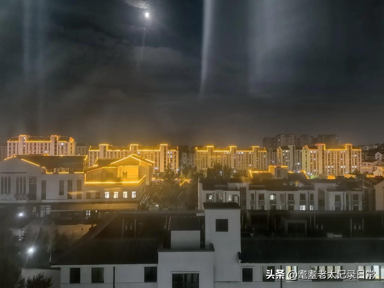 灯光勾勒出徽派建筑的轮廓，与悬在天上的月亮构成了一幅美丽的图画，夜幕下，养老院显