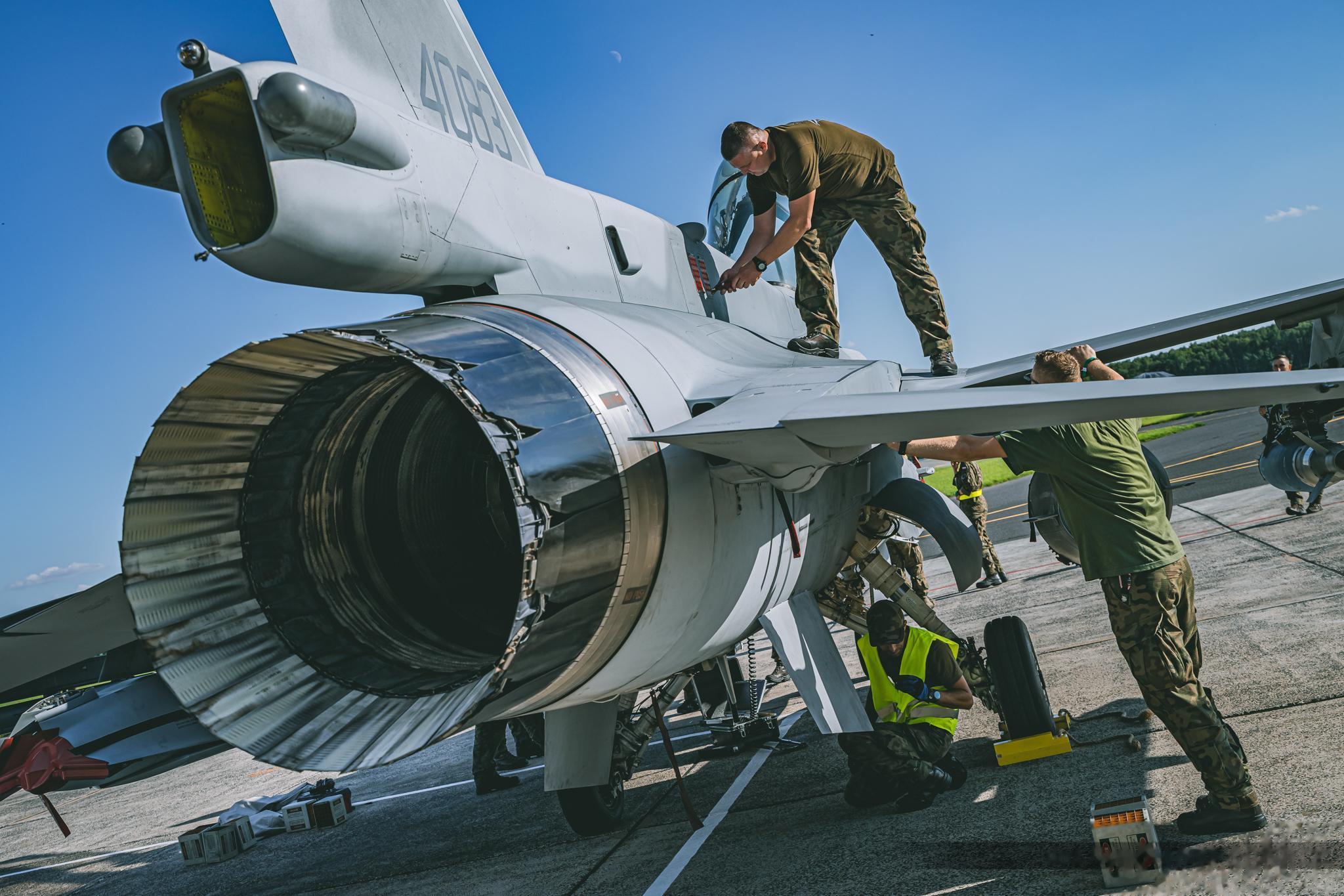 波兰空军F-16 Block 52“战隼”战斗机挂载AGM-158“联合防区外空