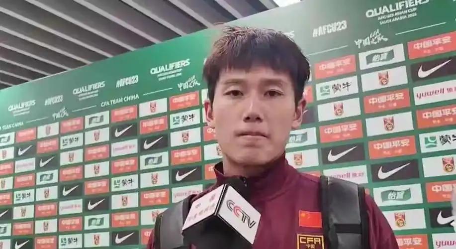 向余望，重庆彭水出来的娃儿，没得职业足球的底子。7岁开始踢，跟了恩师林林11年。