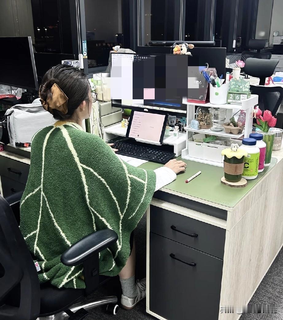 公司要投个大标，销售晚上10点多给负责社保工作的hr同事打电话，让她提供一下公司