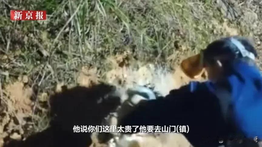 为4000粉徒手抓毒蛇？
59岁大叔拒打救命血清失联，流量真比命贵？
 
谁能想