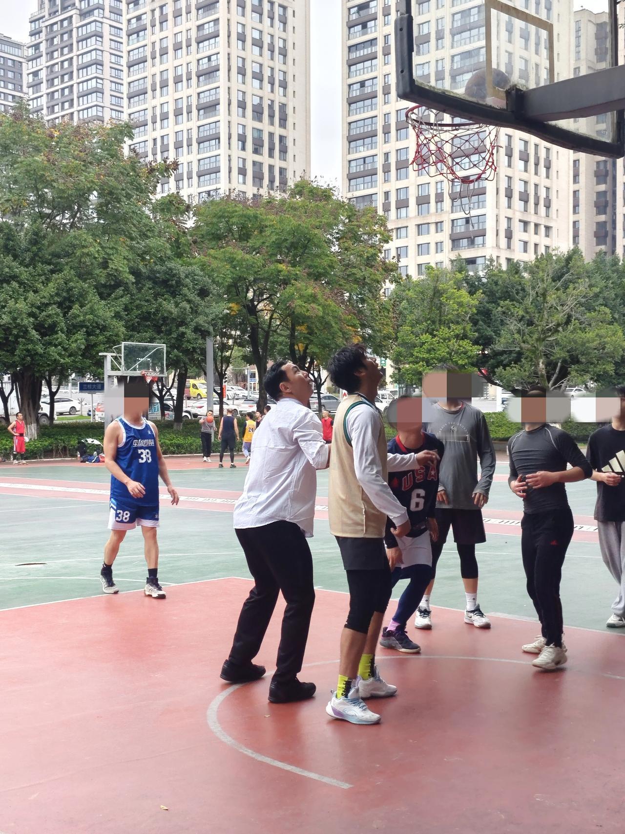 杰克的视频都是高光时刻，他的实战能力吊打普通人！

拥有百万粉丝的篮球博主杰克是