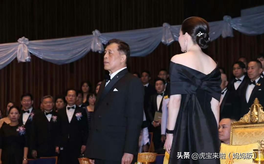 国王夫妇出席音乐会，苏提达王后的露肩礼服优雅大气！时尚开挂了！