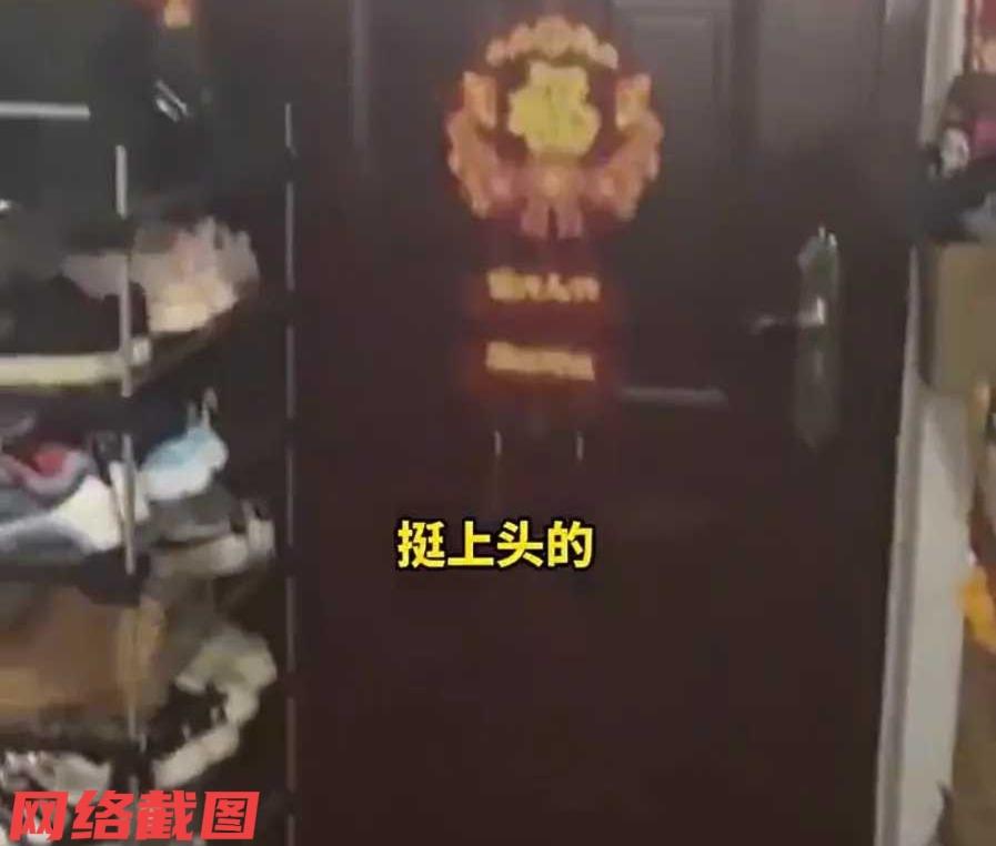 四川崇州有一男子与邻居之间心有苦楚。

原来在于和他相处不错的邻居，在生活上有个