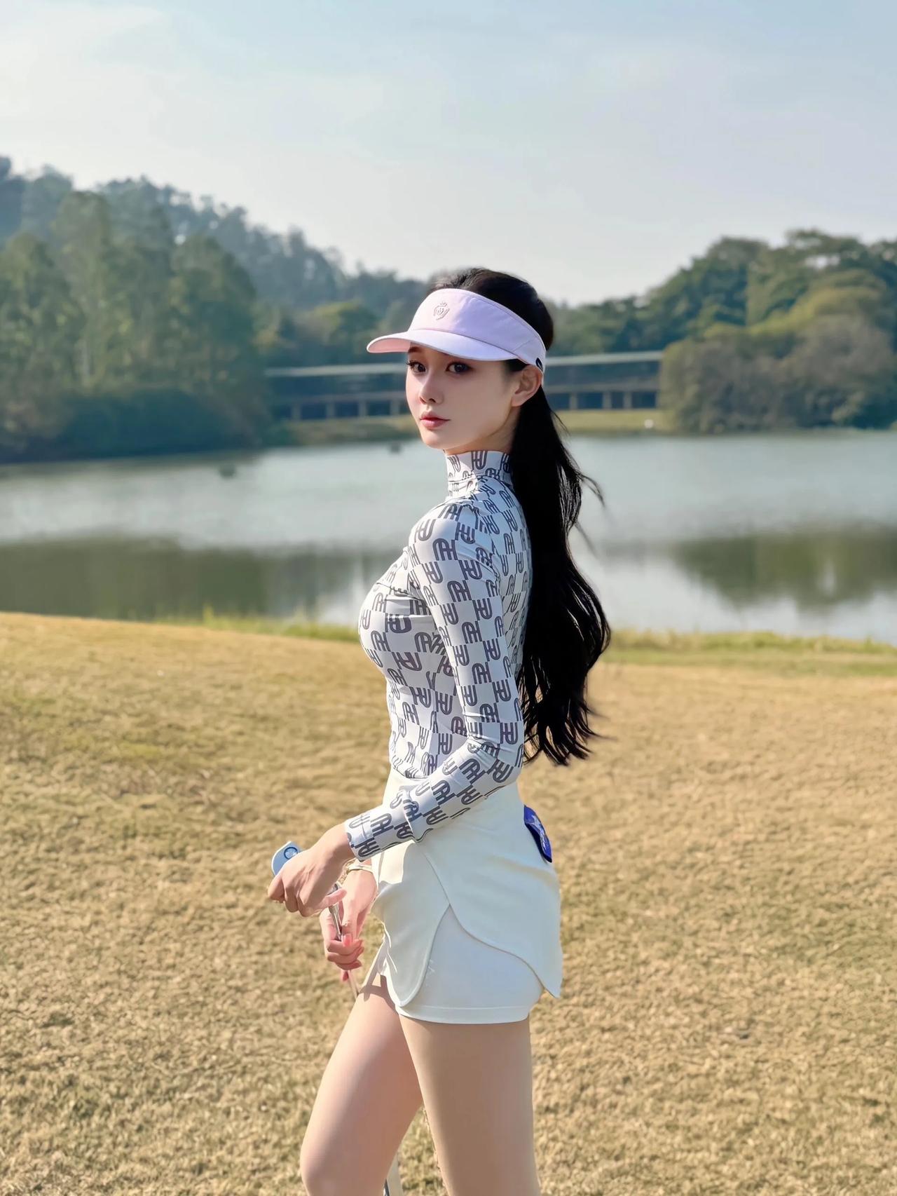 优雅挥杆瞬间，时尚穿搭指南。