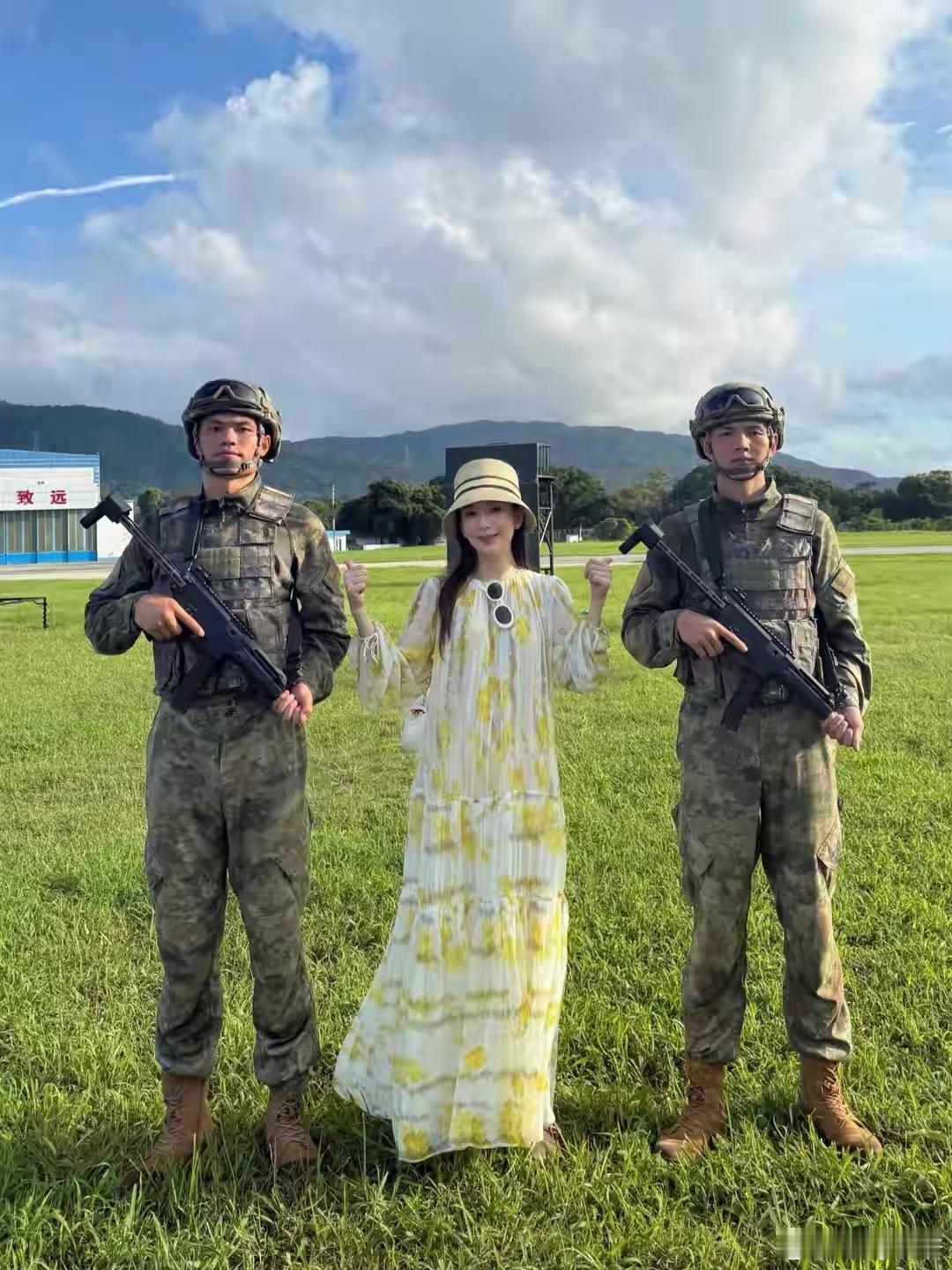 方媛三胎肚子显怀了，她穿黄色印花长裙很有孕相，她爸妈陪她待产 ​​​
