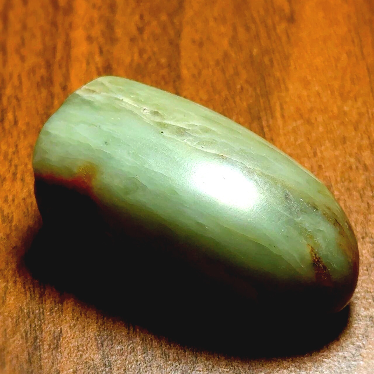 上古玉欣赏红山玉蝉蛹，物件小，东西精，沁色巧，论价值无法估计。沒盘玩就如此漂亮，