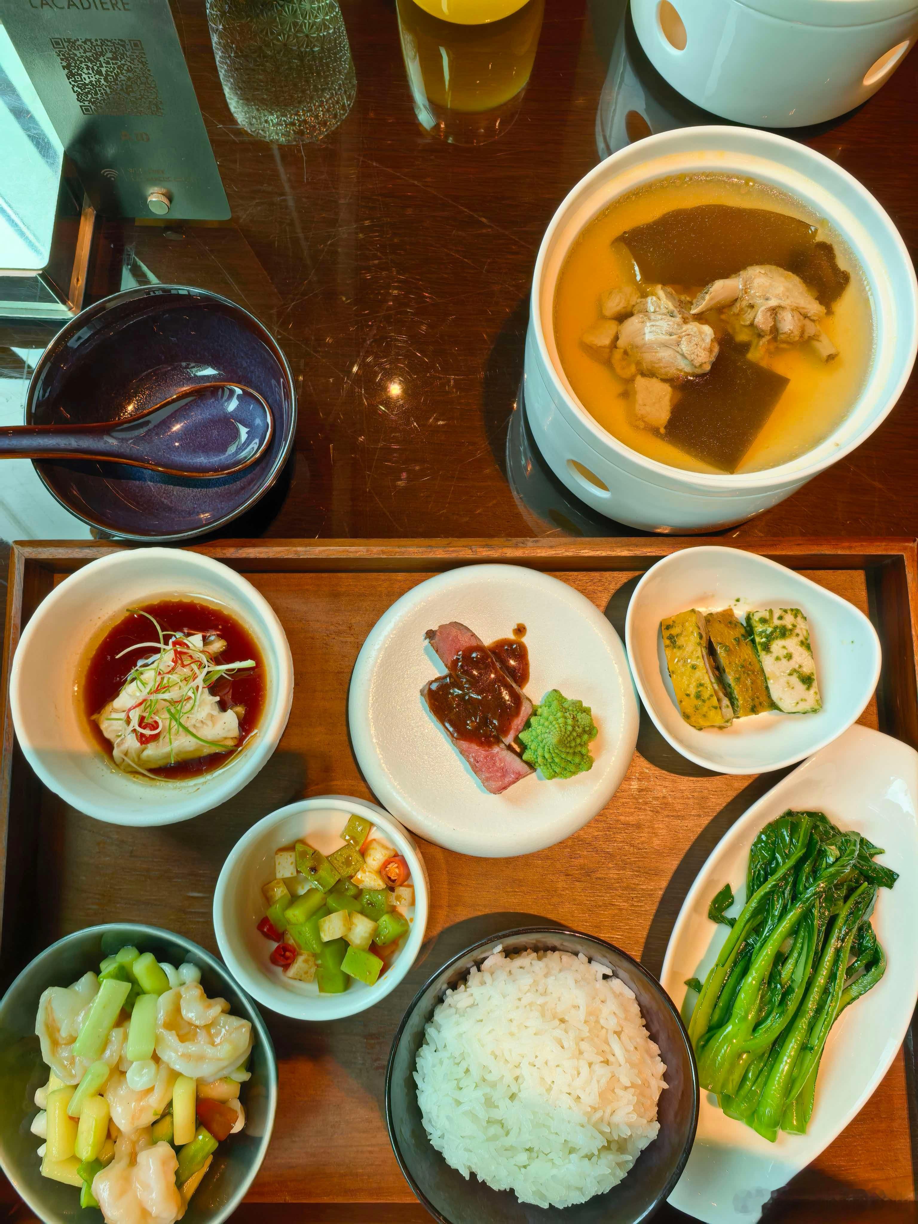 今日份成都天气还不错 午餐美了 