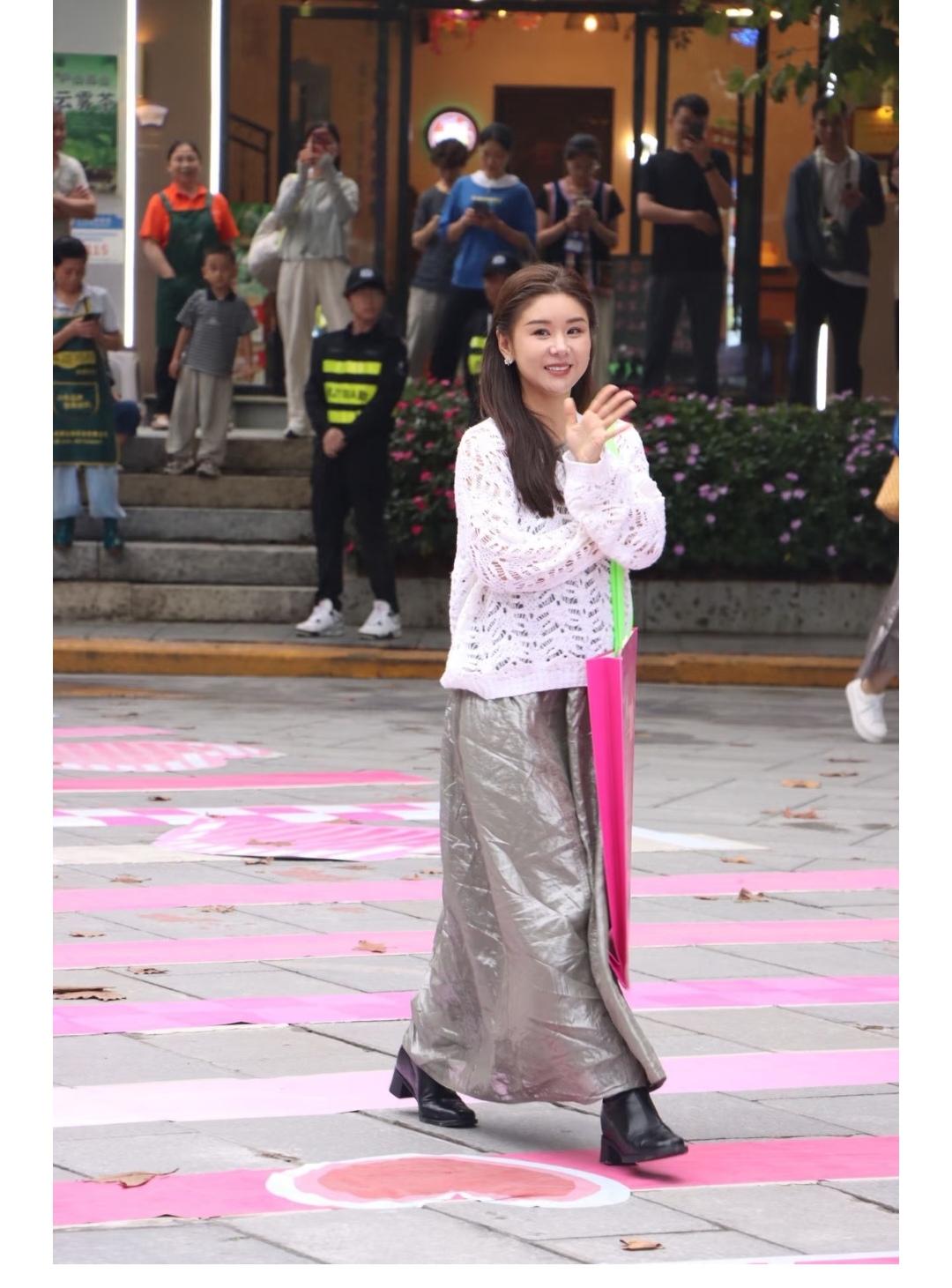 李小萌，不管是衣服还是鞋子看着太没档次了。