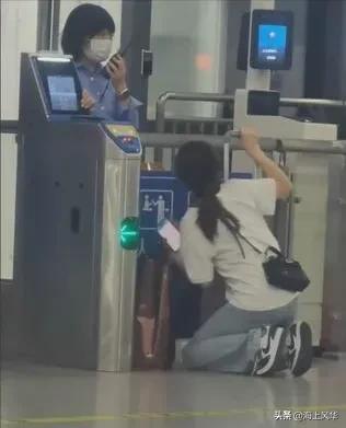 对女子迟到错过检票下跪求通过事件，南宁车务段发布通报进行了回应。称列车已停止检票