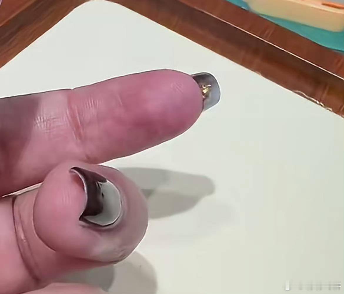 怪不得金店不许留指甲，这要是每天带一点回家，比一个月的工资还多。 