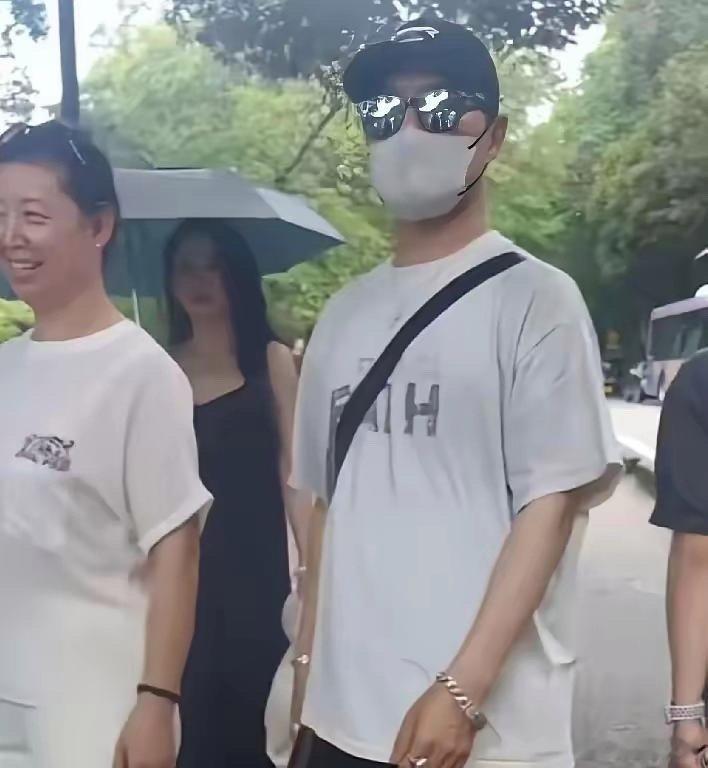 汪峰是真牛啊！居然让章子怡同意他带着儿子女儿，和森林北的父母和女儿一起到日本旅游