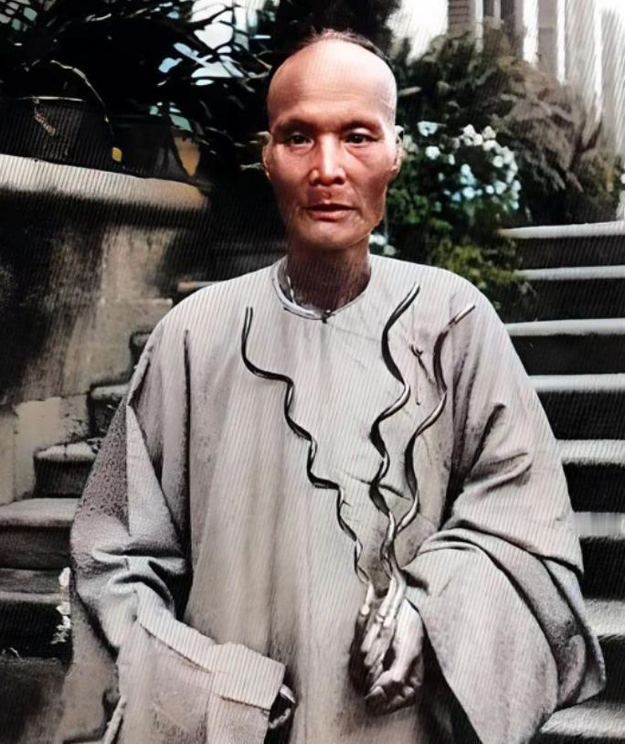今天我们要聊的是一起发生在民国初年的离奇离婚案。案件的主角，竟然是一位太监和一名