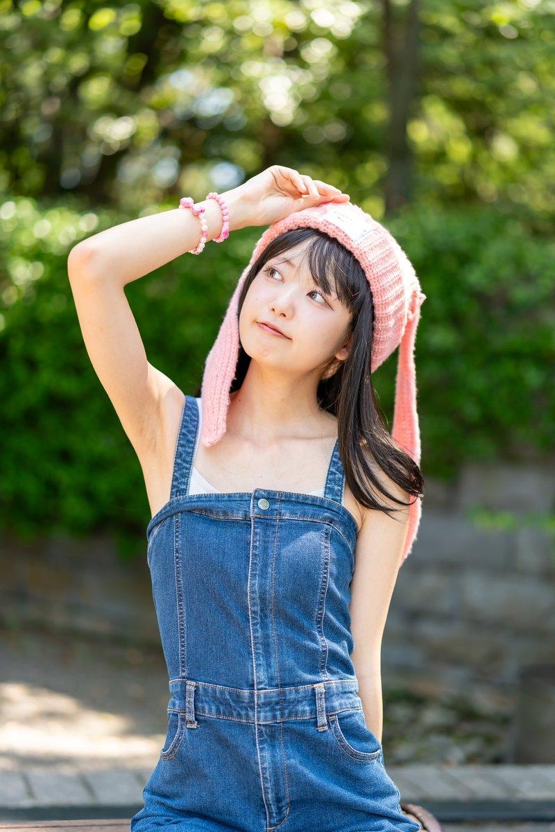 粉帽映春光，牛仔显俏丽