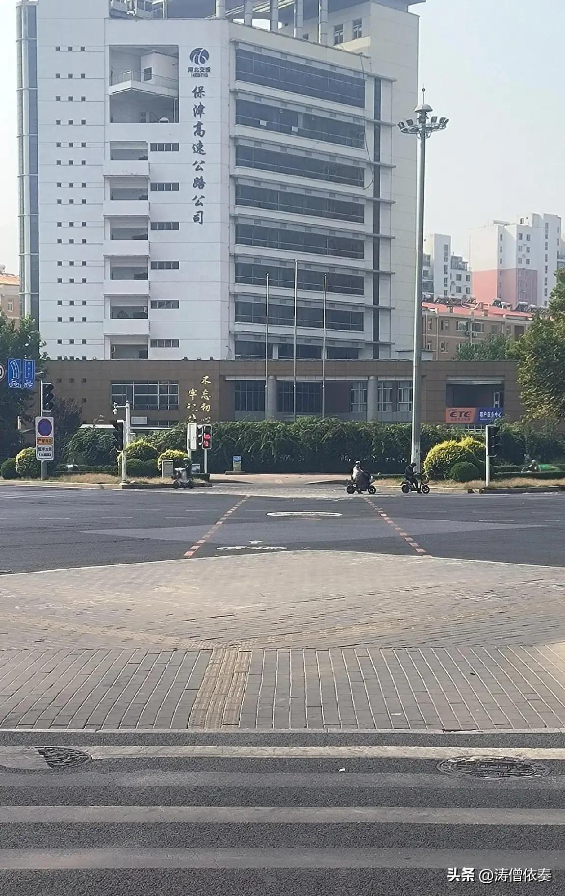 第一张照片是七一路和恒祥大街交叉口，
拍摄于十月十一日。
第二张照片是七一路与朝